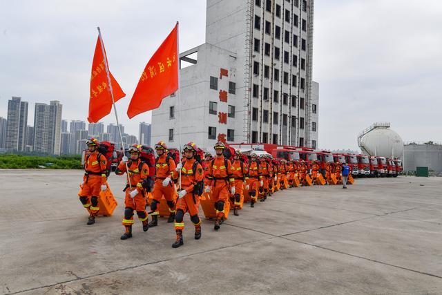 广东省多地消防救援队伍开展跨区域地震救援拉动和演练