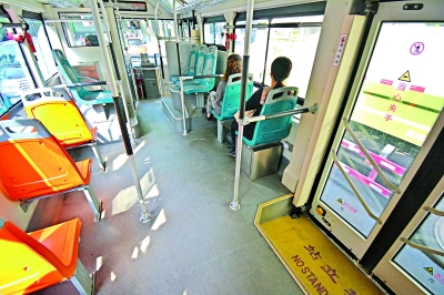 武汉公交将逐步淘汰垃圾桶 2600辆新能源公交车上已无垃圾桶