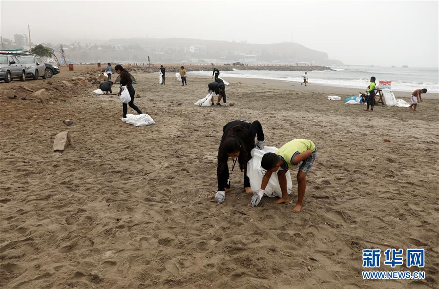 秘鲁志愿者清理海滩 庆祝世界海洋日