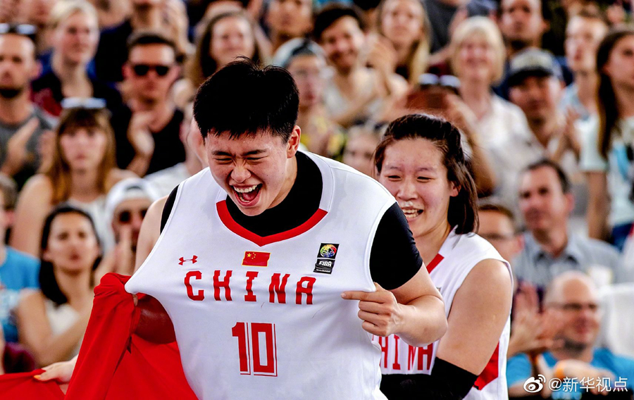 姑娘们好样的！中国篮球历史上第一个世界冠军来了