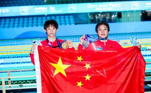 游泳世锦赛：中国跳水小将压倒性优势稳夺女子10米台1金1银