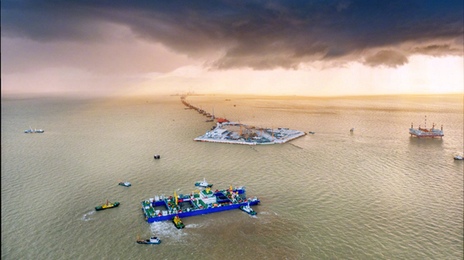 粤港澳大湾区超级工程完成首节沉管海底对接